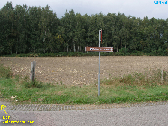 Als u vanaf PI-nl terug rijdt, van de Stationsstraat overgaande in de Zuiderzeestraat, dan vindt u direct na de spoorwegovergang een routebordje naar 'De Pluktuin', zie ook www.pluktuinhetplatteland.nl.