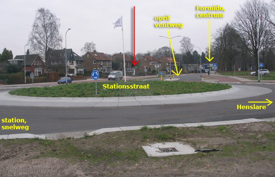 U ziet de witte vlag van PI-nl al staan (zie de rode pijl); rijdt vijftig meter door.
