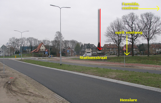 U ziet de witte vlag van PI-nl al staan (zie de rode pijl); rijdt vijftig meter door.